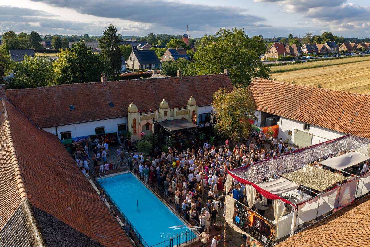 Aerial view of the crowd around the pool at De Kasteelhoeve